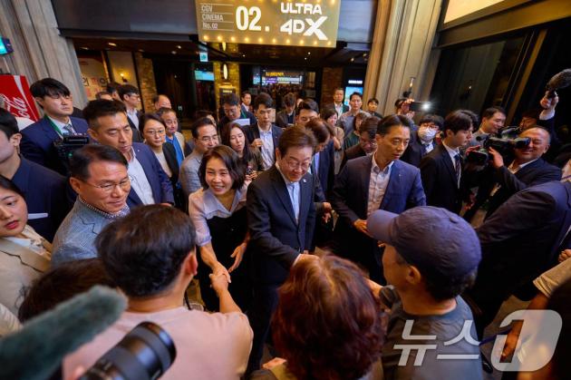 이재명 대통령과 김혜경 여사가 17일 서울 용산구 CGV에서 영화 '독립군:끝나지 않은 전쟁'을 관람한 뒤 상영관을 나서며 시민들과 인사하고 있다. (이재명 대통령 SNS. 재판매 및 DB 금지) 2025.8.17/뉴스1 ⓒ News1 허경 기자