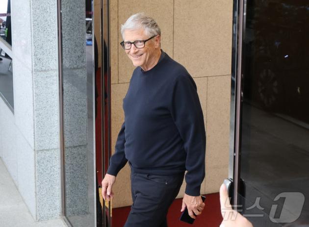 마이크로소프트(MS)의 공동창업자이자 `빌 앤드 멀린다 게이츠 재단` 이사장인 빌 게이츠가 20일 오후 서울 강서구 서울김포비즈니스항공센터를 통해 입국하고 있다. (공동취재) 2025.8.20/뉴스1 ⓒ News1 김진환 기자