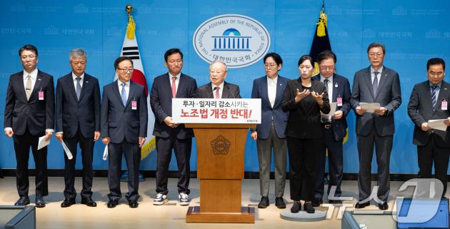 손경식 한국경영자총협회 회장을 비롯한 경제6단체 대표들이 지난 18일 서울 여의도 국회 소통관에서 기자회견을 열고 노조법 개정안 수정을 촉구하고 있다. 2025.8.18/뉴스1 ⓒ News1 유승관 기자