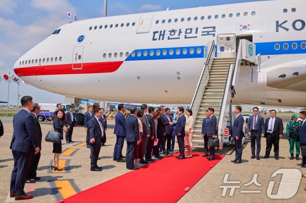 이재명 대통령과 김혜경 여사가 23일(현지시간) 이시바 시게루 총리와 정상회담을 하기 위해 일본 도쿄 하네다 국제공항에 도착하고 있다. (이재명 대통령 SNS. 재판매 및 DB금지) ⓒ News1 이재명 기자