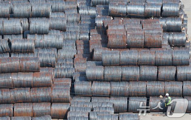 미국의 관세 부과 여파로 지난달 한국의 철강과 전기차 대미 수출이 크게 줄어든 것으로 나타났다. 트럼프 행정부의 고율 관세로 인해 지난달 한국이 미국에 수출한 전기차 신차 대수는 164대로, 작년 같은 달(6209대) 대비 97.4% 급감했으며 지난달 대미 철강 수출액은 2억8341만달러로 전년 동기 대비 25.9% 급감했다. 사진은 25일 경기 평택시 포승읍 평택항에 철강 제품들이 쌓여있는 모습. 2025.8.25/뉴스1 ⓒ News1 김영운 기자