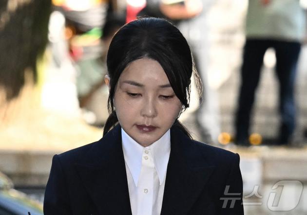 윤석열 전 대통령 부인 김건희 여사가 12일 오전 서울 서초구 서울중앙지법에서 열린 자본시장과 금융투자업에 관한 법률 위반 및 정치자금법 위반 혐의 등의 구속 전 피의자 심문(영장실질심사)에 출석하고 있다. 2025.8.12/뉴스1 ⓒ News1 사진공동취재단