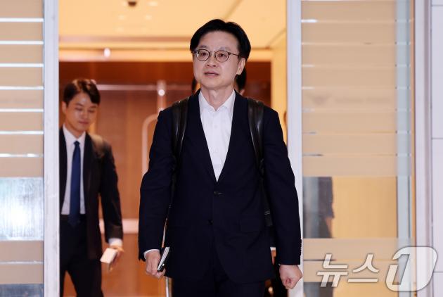 김정관 산업통상자원부 장관이 22일 인천국제공항 2터미널을 통해 미국 워싱턴 DC로 출국하고 있다.  2025.8.22/뉴스1 ⓒ News1 박지혜 기자