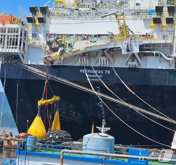 3일 오전 11시 56분쯤 경남 거제시 한화오션 사업장 내 해양플랜트 선박 선미 상부 구조물에서 외국인 감독관이 해상으로 추락하는 사고가 발생했다. 사진은 사고 현장 모습