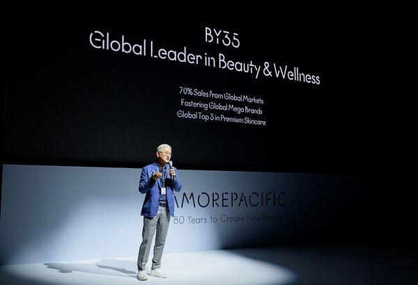 아모레퍼시픽 그룹 서경배 회장이 80주년 창립기념식에서 중장기 비전을 선포하고 있다