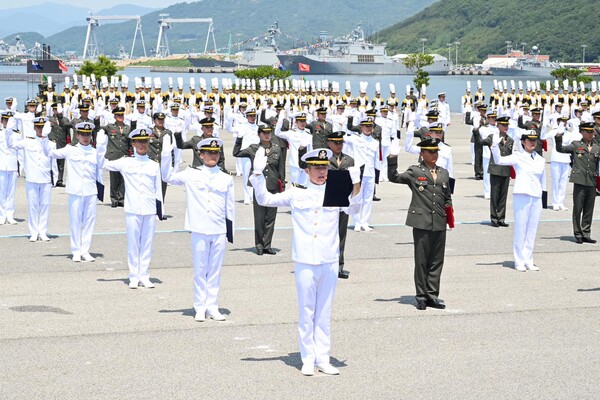 지난해 5월31일 진해 해군사관학교에서 열린 제136기 학사사관후보생 수료 및 임관식 모습.