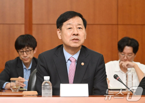 구윤철 경제부총리 겸 기획재정부 장관이 지난 12일 경기 의왕시 현대자동차 로보틱스 랩에서 개최된 'AI 대전환 릴레이 현장 간담회'에 참석해 모두 발언을 하고 있다. (기획재정부 제공.