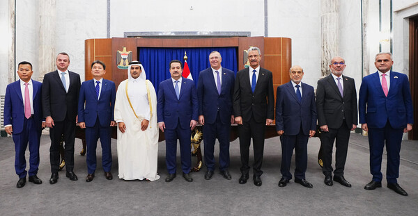 14일(현지 시간) 이라크 총리실에서 열린 계약 서명식에서 현대건설 류성안 플랜트사업본부장(왼쪽에서 3번째)과 이라크 모하메드 시아 알수다니 총리(왼쪽에서 5번째)를 비롯한 관계자들이 계약을 체결한 후 기념사진을 촬영하고 있다. .(사진제공=현대건설)