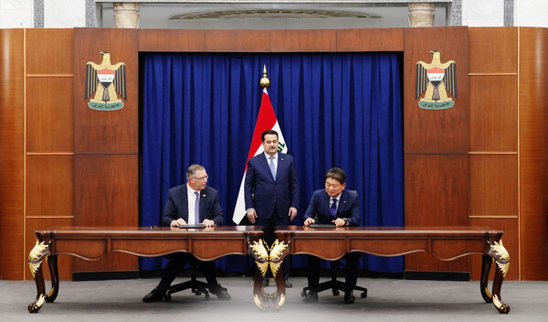 14일(현지 시간) 이라크 총리실에서 열린 계약 서명식에서 토탈에너지스 패트릭 푸얀 CEO(왼쪽), 현대건설 류성안 플랜트사업본부장이 이라크 모하메드 시아 알수다니 총리(가운데)가 지켜보는 가운데 계약을 체결하고 있다. (사진=현대건설)