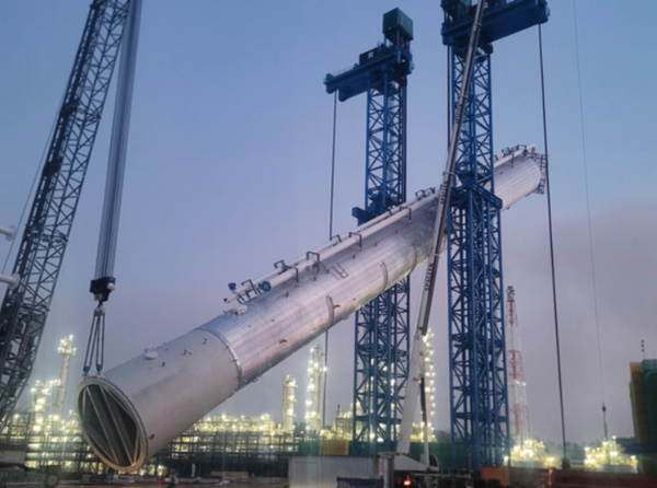 사우디아라비아 샤힌 에틸렌시설 건설공사 현장 전경. 근로자들이 TLS(Tower Lifting System)를 활용해 분리타워를 수직으로 세우고 있다. 출처=현대건설
