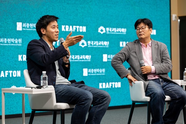 15일 한국고등교육재단 빌딩(서울 강남구)에서 열린 최종현학술원·한국고등교육재단·크래프톤 공동 주최 특별 강연에서, 서동진 뉴럴링크 공동 창업자가 정재승 KAIST 뇌인지과학과 학과장 겸 융합인재학부 학부장과 함께 대담을 진행하고 있다.  