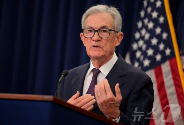 17일(현지시간) 제롬 파월 미국 연방준비제도(Fed) 의장이 연방공개시장위원회(FOMC) 이틀간의 회의를 마친 뒤 기자회견을 열고 발언하고 있다. 파월 의장은 노동시장 둔화에 대응해 기준금리를 0.25%포인트 인하해 4.00~4.25%로 조정한다고 발표했다.2025.9.17