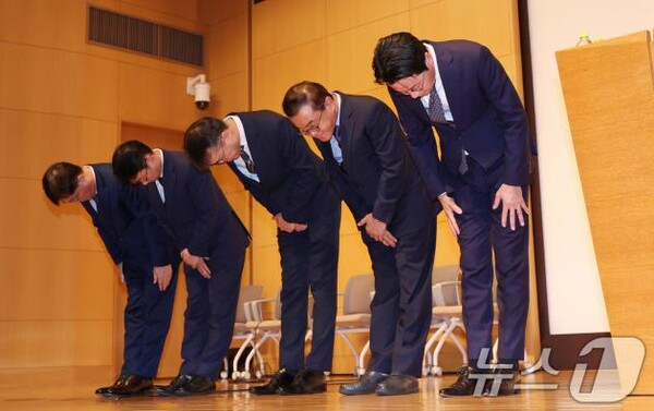 조좌진 롯데카드 대표이사(오른쪽)가 18일 서울 중구 부영태평빌딩 컨벤션홀에서 열린 언론 브리핑에서 롯데카드 대규모 해킹 사고 관련 대국민 사과를 하고 있다.