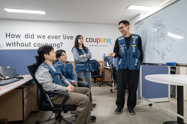 CFS 오토메이션 엔지니어들이 업무 아이디어를 나누고 있다. (사진=쿠팡)