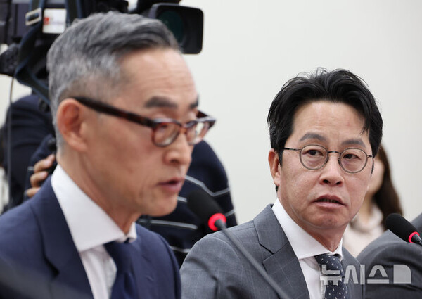 사진 출처 = 뉴시스. MBK 윤종하 부회장(왼쪽)과 김좌진 롯데카드 대표이사.