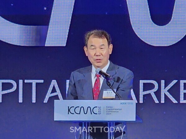 정은보 KRX 이사장이 KCMC 2025에서 인사말을 전하고 있다. 출처=김종현 기자