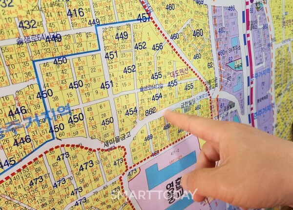 공인중개사 관계자가 지도에서 미아2구역을 가리키고 있다. 출처=김종현 기자