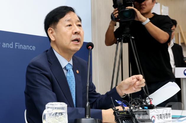 구윤철 경제부총리 겸 기획재정부 장관이 8일 오전 세종시 정부세종청사에서 열린 출입기자단 간담회에 참석하여 현안 관련 내용을 설명하고 있다. 2025.9.8/뉴스1 ⓒ News1 김기남 기자
