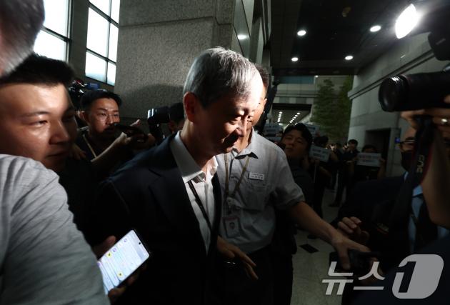 이찬진 금융감독원장이 9일 오전 서울 여의도 금융감독원 로비에서 금감원 내 금융소비자보호처 분리 및 공공기관 지정 등 최근 금융감독체계 조직 개편 반대 시위가 열리고 있는 가운데 출근하고 있다. 2025.9.9/뉴스1 ⓒ News1 김민지 기자