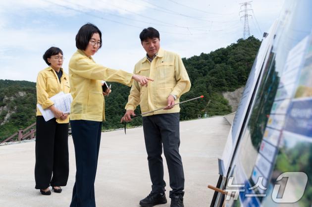 이미선 기상청장이 8일 최악의 가뭄으로 국가재난사태가 선포된 강릉지역 가뭄 현장을 방문해 오봉저수지의 저수 현황과 용수 공급 현황에 대한 설명을 듣고 있다. (기상청 제공. 재판매 및 DB 금지) 2025.9.8/뉴스1