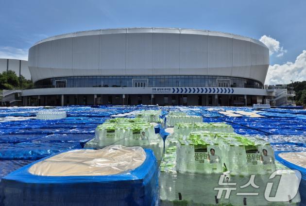 극심한 가뭄으로 재난사태가 선포된 강원 강릉을 돕기위해 전국 각지에서 보내온 생수가 지난 3일 강릉아레나 주차장에 가득 쌓여있다.  (뉴스1 DB)ⓒ News1 윤왕근 기자