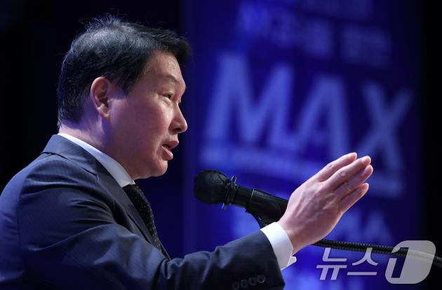 최태원 대한상의 회장이 10일 오후 서울 중구 웨스틴조선 호텔에서 열린 제조AX 얼라이언스 출범식에서 인사말을 하고 있다. 2025.9.10/뉴스1 ⓒ News1 오대일 기자