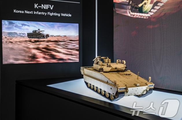 한화시스템이 한화에어로스페이스, 한화오션과 함께 오는 5일까지 폴란드 키엘체에서 열리는 동유럽 최대 국제 방산 전시회 ‘MSPO 2025’에 참가한다고 3일 밝혔다. 사진은 한화에어로스페이스의 차세대 수출형 보병전투장갑차 ‘KN-IFV’ 모습. (한화시스템 제공. 재판매 및 DB 금지) 2025.9.3/뉴스1