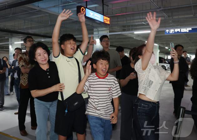미국 이민 당국에 체포·구금됐다가 석방된 한국인 근로자 아버지가 12일 오후 인천국제공항을 통해 귀국하자 가족들이 기뻐하고 있다. (공동취재) 2025.9.12/뉴스1 ⓒ News1 박지혜 기자