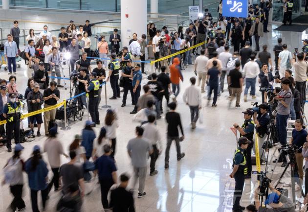 미국 조지아주 엘러벨의 현대자동차그룹-LG에너지솔루션 배터리 합작공장 건설현장에서 미국 이민 당국에 체포·구금됐다가 석방된 한국인 근로자들이 구금된지 8일만인 12일 오후 인천국제공항을 통해 귀국하고 있다. (공동취재)2025.9.12/뉴스1 ⓒ News1 박지혜 기자