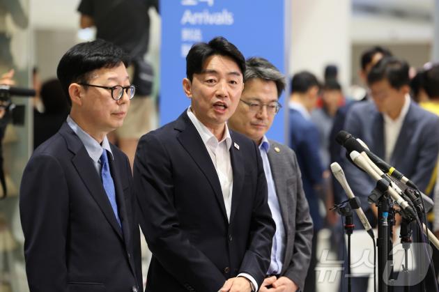 강훈식 대통령 비서실장(가운데)이 미국 조지아주 포크스턴 구금시설에 수감됐던 한국인 노동자들이 돌아온 12일 오후 인천국제공항 제2여객터미널에서 취재진의 질문에 답하고 있다. (공동취재) 2025.9.12/뉴스1 ⓒ News1 박지혜 기자