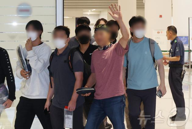 미국 이민당국에 의해 조지아주에 구금됐던 한국인 근로자들이 12일 인천국제공항 제2여객터미널 입국장을 나서고 있다. (공동취재) 2025.9.12/뉴스1 ⓒ News1 박지혜 기자