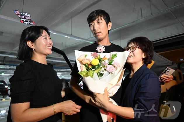 미국 이민당국에 의해 조지아주에 구금됐던 한국인 근로자들이 12일 인천국제공항 제2여객터미널을 통해 귀국한 뒤 가족들과 기뻐하고 있다. (공동취재) 2025.9.12/뉴스1 ⓒ News1 박지혜 기자