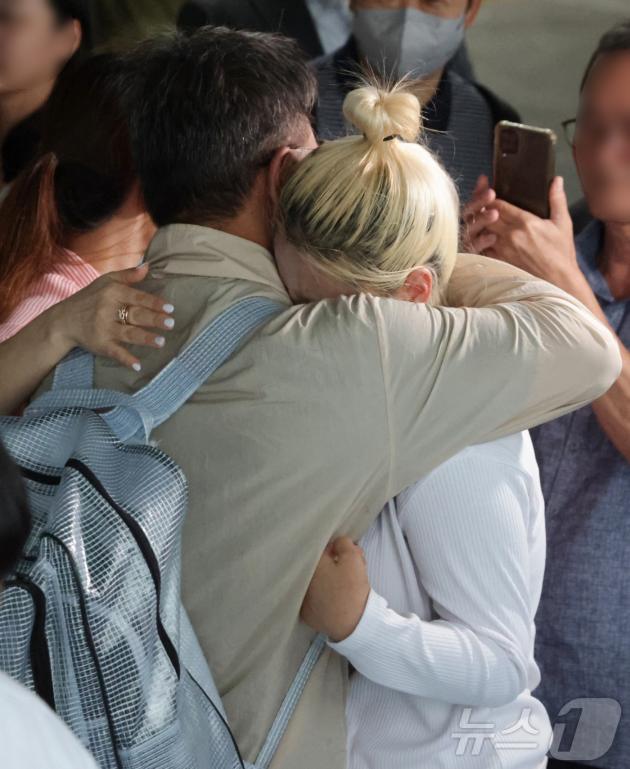 이민 단속으로 구금-체포됐던 미국 현대차-LG엔솔 배터리공장 건설 현장 직원이 12일 인천국제공항 제2터미널로 귀국해 가족과 만나 포옹하고 있다. (공동취재)2025.9.12/뉴스1 ⓒ News1 박지혜 기자