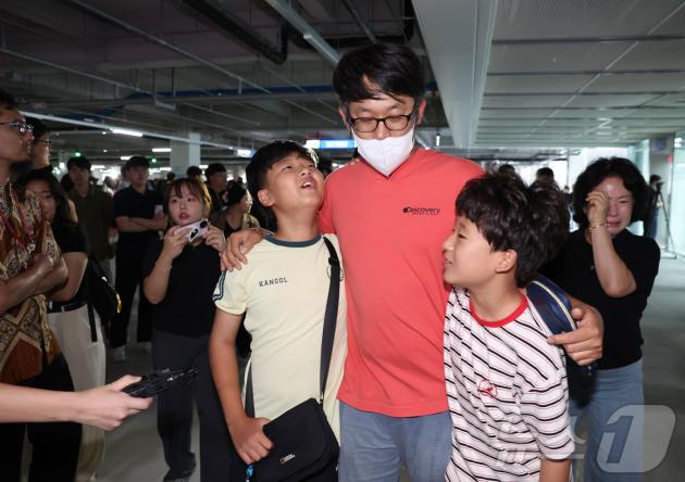 미국 이민 당국에 체포·구금됐다가 석방된 한국인 근로자 아버지가 12일 오후 인천국제공항을 통해 귀국하자 가족들이 기뻐하고 있다. (공동취재) 2025.9.12/뉴스1 ⓒ News1 박지혜 기자