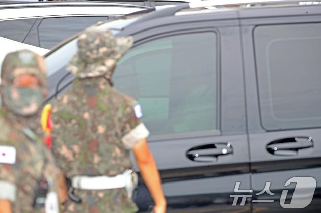 이재용 삼성전자 회장의 장남 이지호 씨가 탑승한 것으로 추정되는 차량이 15일 제139기 해군 학사관후보생 입영식이 열리는 경남 창원 진해구 해군사관학교로 들어서고 있다. 2025.9.15/뉴스1 ⓒ News1 윤일지 기자