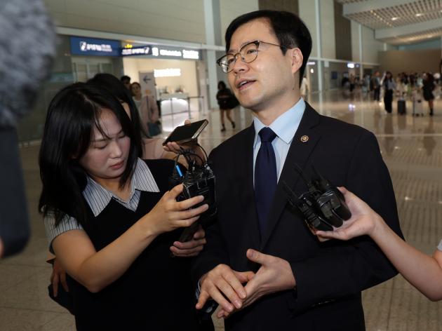 여한구 산업통상자원부 통상교섭본부장이 15일 오전 인천국제공항에서 미국 워싱턴 DC로 출국하며 취재진 질문에 답하고 있다. 미국 출장길에 오른 여 본부장은 제이미슨 그리어 미국 무역대표부(USTR) 대표 등을 만나 한미 관세협상 후속 협의를 진행한다. 2025.9.15/뉴스1 ⓒ News1 황기선 기자