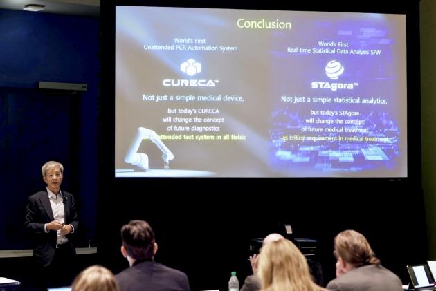 천종윤 씨젠 회장이 지난달 30일(현지시간) 미국 시카고에서 열린 '진단검사의학회'에서 PCR 자동화 시스템 '큐레카' 등을 소개하고 있다.(씨젠 제공)/뉴스1
