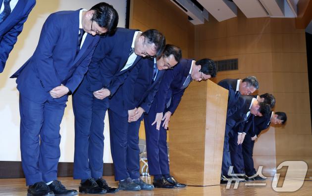 조좌진 롯데카드 대표이사(왼쪽 네번째)가 18일 서울 중구 부영태평빌딩 컨벤션홀에서 열린 언론 브리핑에서 롯데카드 대규모 해킹 사고 관련 대국민 사과를 하고 있다. 2025.9.18/뉴스1 ⓒ News1 박지혜 기자