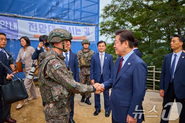 이재명 대통령이 12일 강원도 화천군 육군 제7보병사단 칠성전망대를 방문해 군 장병들을 격려하고 있다. (대통령실 제공. 재판매 및 DB 금지) 2025.9.12/뉴스1 ⓒ News1 허경 기자