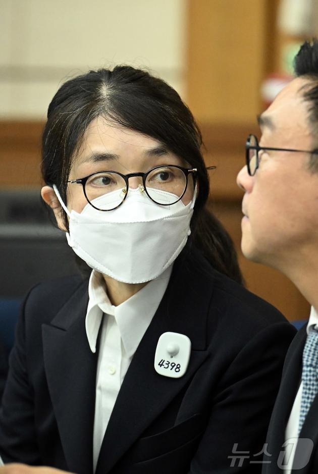 김건희 여사가 24일 서울 서초동 서울중앙지법에서 열린 김 여사의 특정범죄가중처벌법상 알선수재 및 자본시장법·정치자금법 위반 등 사건 첫 재판에 출석해 변호사와 대화하고 있다. 2025.9.24/뉴스1 ⓒ News1 사진공동취재단
