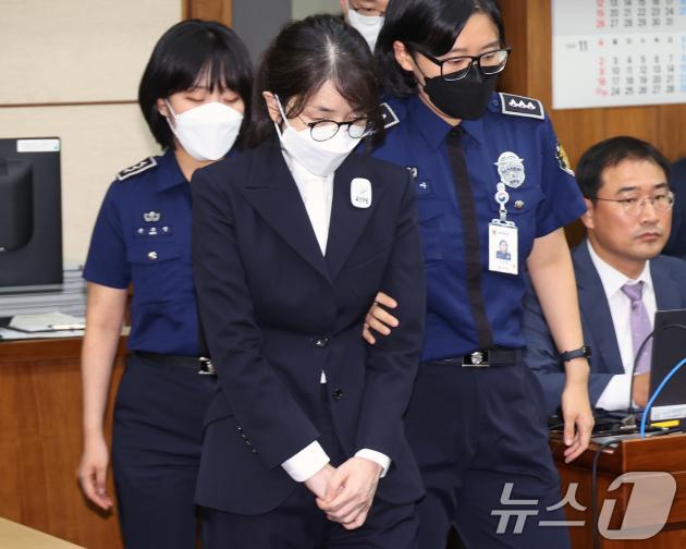 김건희 여사가 24일 서울 서초동 서울중앙지법에서 열린 김 여사의 특정범죄가중처벌법상 알선수재 및 자본시장법·정치자금법 위반 등 사건 첫 재판에 출석하고 있다. 2025.9.24/뉴스1 ⓒ News1 사진공동취재단