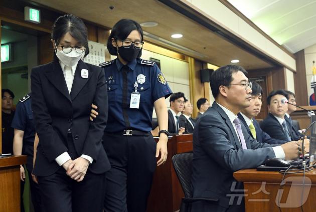 김건희 여사가 24일 서울 서초동 서울중앙지법에서 열린 김 여사의 특정범죄가중처벌법상 알선수재 및 자본시장법·정치자금법 위반 등 사건 첫 재판에 출석하고 있다. 2025.9.24/뉴스1 ⓒ News1 사진공동취재단