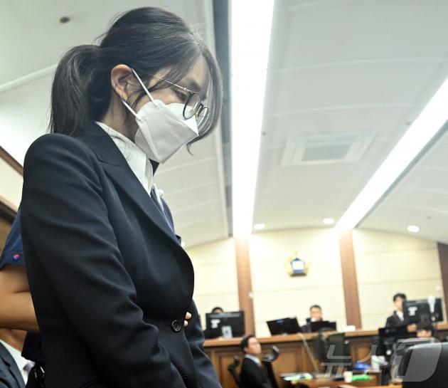 김건희 여사가 24일 서울 서초동 서울중앙지법에서 열린 김 여사의 특정범죄가중처벌법상 알선수재 및 자본시장법·정치자금법 위반 등 사건 첫 재판에 출석하고 있다. 2025.9.24/뉴스1 ⓒ News1 사진공동취재단