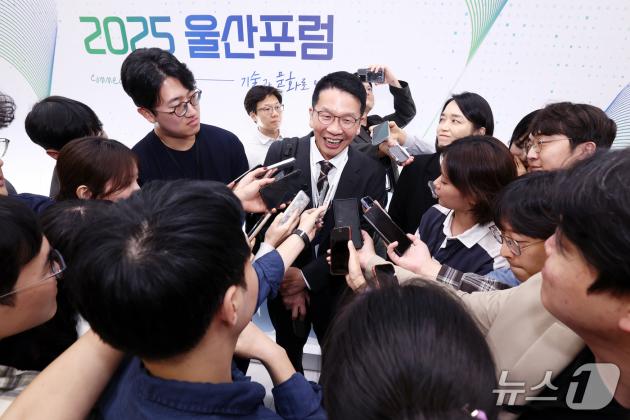 최창원 SK수펙스추구협의회 의장이 24일 울산시 울주군 울산전시컨벤션센터(UECO)에서 SK와 울산상공회의소 공동주최로 열린 '2025 울산포럼'이 끝난 뒤 취재진의 질문에 답변하고 있다(SK이노베이션 제공). ⓒ 뉴스1