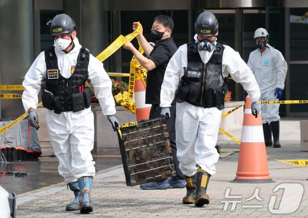 30일 오전 대전 국가정보자원관리원 화재 4일차 합동감식이 시작된 가운데, 합동감식반이 화재 현장에서 반출한 리튬이온 배터리를 운반하고 있다. 2025.9.30/뉴스1 ⓒ News1 김기태 기자