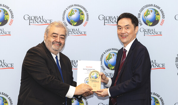 이날 시상식에 참석한 권우철 하나은행 수탁영업부 팀장(사진 왼쪽 두번째)이 안드레아 피아노(Andrea Fiano) 글로벌파이낸스지 편집자(사진 왼쪽 첫번째)와 기념 촬영을 하고 있다.