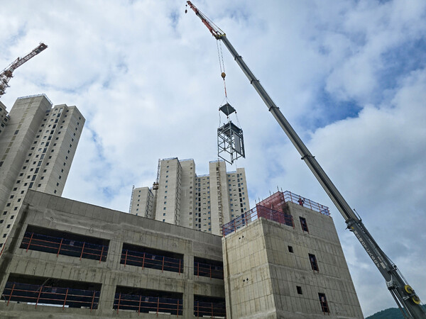 힐스테이트 이천역 현장에 모듈러 승강기를 설치하는 모습 (사진제공=현대건설)