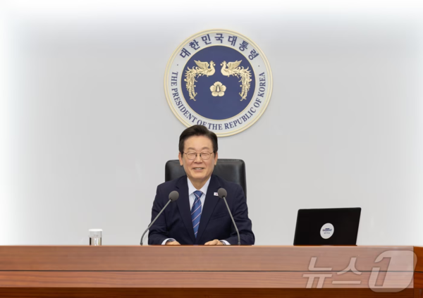 이재명 대통령이 지난달 18일 서울 용산 대통령실 청사에서 열린 수석보좌관회의에서 발언을 하고 있다.