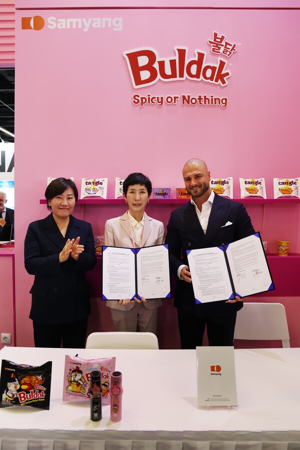 ▲ 4일(현지시각) 독일 쾰른에서 열린 세계 최대 식품 박람회 '아누가(ANUGA) 2025' 삼양식품 부스에서 (왼쪽부터) 송미령 농림축산식품부 장관, 김정수 삼양식품 부회장, Melik Bektaş SRG International 최고상업책임자(CCO)가 기념 촬영을 하고 있다. 이날 김정수 부회장은 '아누가(ANUGA) 2025' 주빈국 대표로 참석한 송미령 농림축산식품부 장관이 참석한 가운데 프랑스 대형채널 유통전문업체 ‘SRG International’社와 프랑스 현지 유통에 관한 MOU를 체결했다.