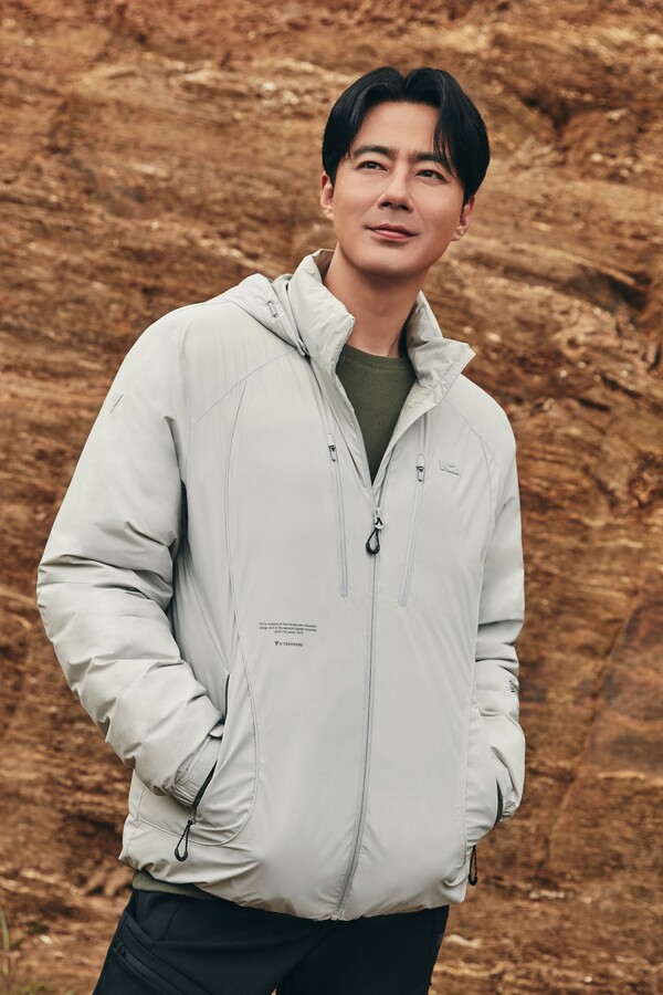 K2 경량다운 ‘에어다이브를 입은 배우 조인성 (사진=K2)